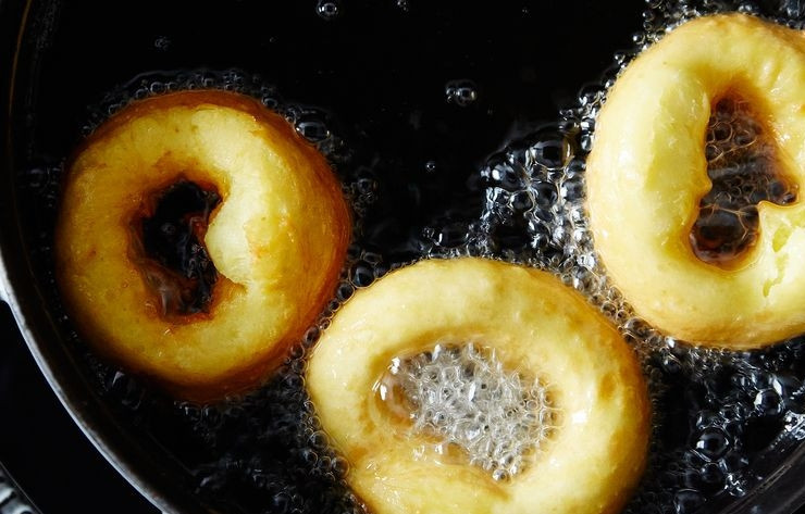 1. Этап. Пончики из заварного теста: 7. Через несколько секунд бумагу можно достать щипцами и жарить пончики из заварного теста до румяности.