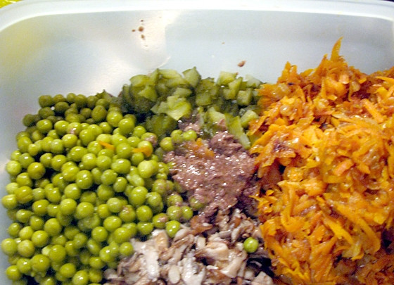 1. Этап. Салат Тигр: Не забудьте про солёные огурцы. Их нужно мелко порезать. Сложите все готовые ингредиенты вместе с солёными огурцами и смешайте с майонезом. Посолите по вкусу.