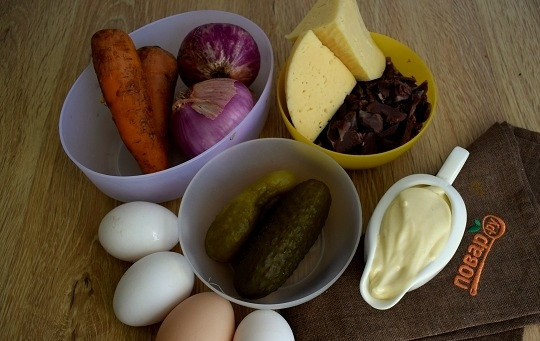 1. Этап. Салат из куриной печени слоеный: Подготовьте необходимые продукты. Куриную печень промойте, опустите в кипящую воду. Как только появилась пенка, слейте воду, печень промойте и отварите в новой воде до готовности после закипания воды в течение 15 минут. Остудите и нарежьте мелкими кусочками, добавьте мускатный орех, соль по вкусу, перемешайте. Яйца отварите до готовности.