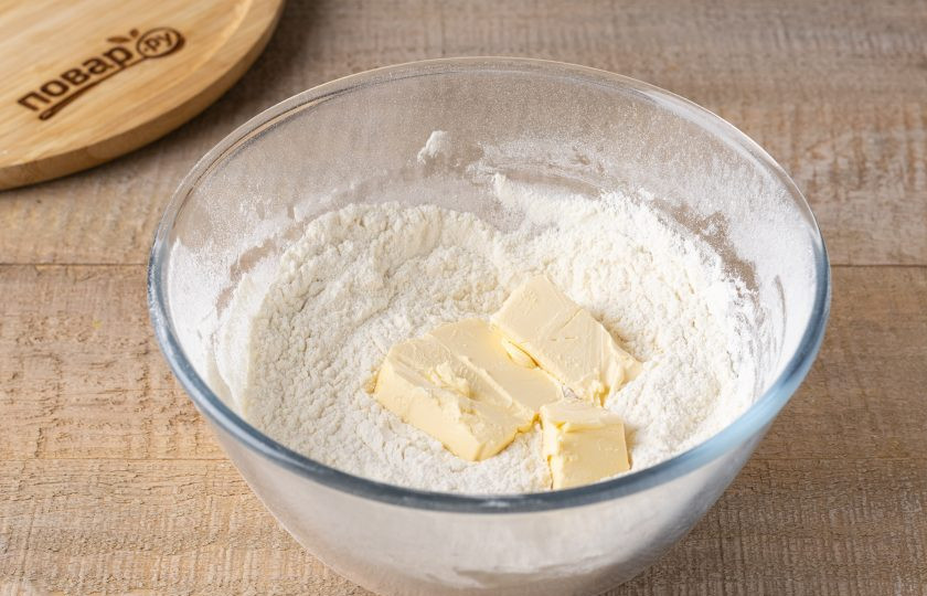 1. Этап. Вегетарианский пирог с нори: Добавьте сливочное масло и разотрите в крошку муку.