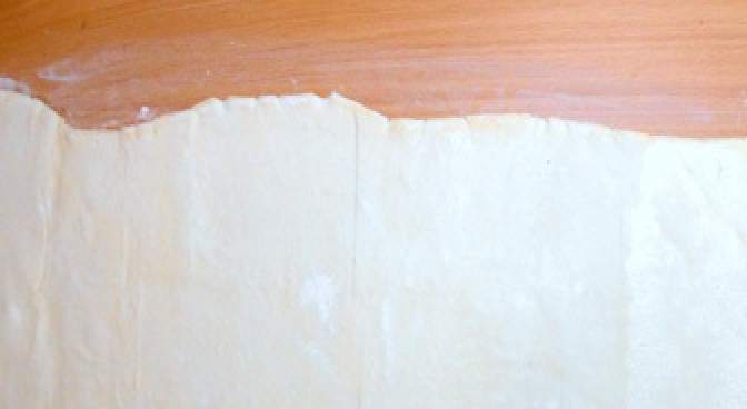 1. Этап. Яблоки в хрустящем тесте: 3. Начинять можно этими же яблоками (сердцевиной, которую извлекли) вместе с орехами и медом. Теперь раскатываем тесто. С одного килограмма слоеной основы можно сделать до 8 яблок (все зависит от размера плодов).