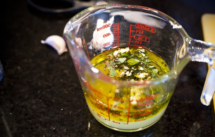 1. Этап. Cалат с макаронами Бантики: Добавляем орегано, чеснок, приправляем солью и перцем по вкусу.