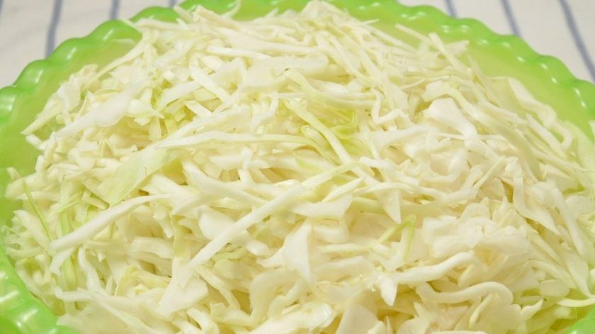 1. Этап. Закваска капусты: Капусту промойте и тонко нашинкуйте. Очищенную морковь нарежьте соломкой.