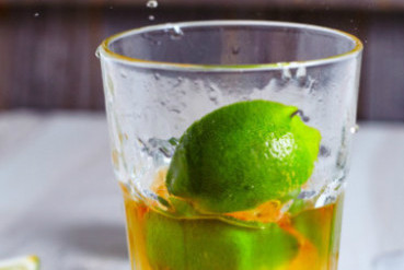 1. Этап. Коктейль Свободная куба: Лайм режем пополам, выдавливаем из него сок прямо в стакан с ромом и льдом. Оставляем выдавленный плод в коктейле. Его аромат будет хорошо влиять на вкусовые свойства готового коктейля.