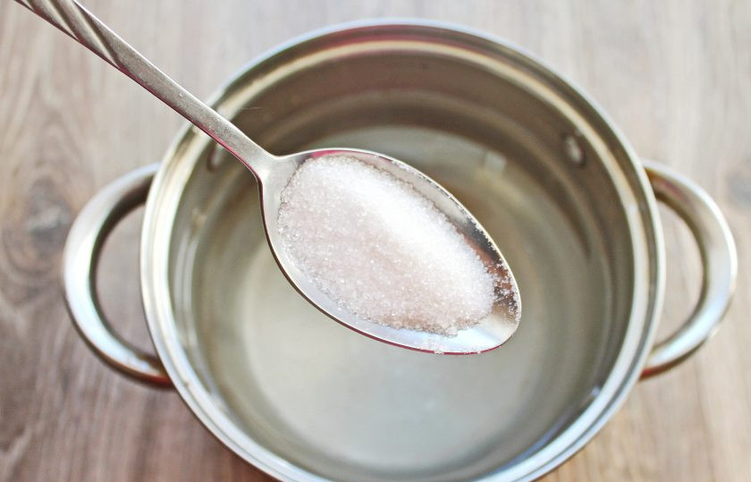 1. Этап. Моченые яблоки с брусникой: В кастрюлю налейте воду и всыпьте сахар.