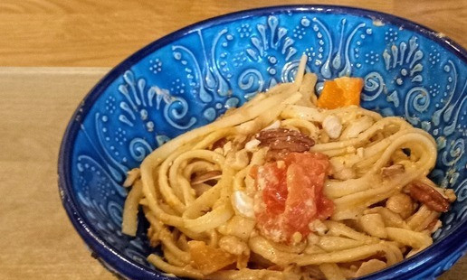 1. Этап. Паста с соусом мухаммара: Перемешать соус с пастой. Добавить вторую половину запечённых овощей, рикотту, щедро поперчить и посыпать оставшимися орехами. Разложить по блюдам. Приятного аппетита.