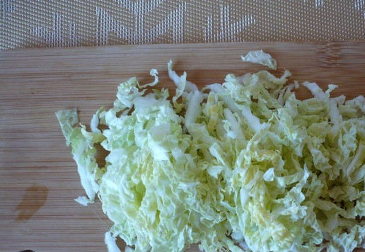 1. Этап. Салат с ветчиной и пекинской капустой: Нежную, зеленую часть пекинской капусты нашинковать произвольно, не очень крупно. Выложить в салатник.