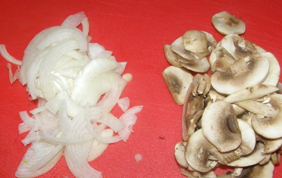 1. Этап. Фрикасе из курицы с шампиньонами: Чистим лук и грибы. Лук нарезаем тонкими кольцами или полу-кольцами, а грибы - тонкими пластинками.