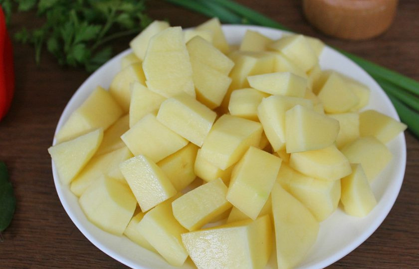 1. Этап. Куриный суп с куркумой: Добавляем картофель.