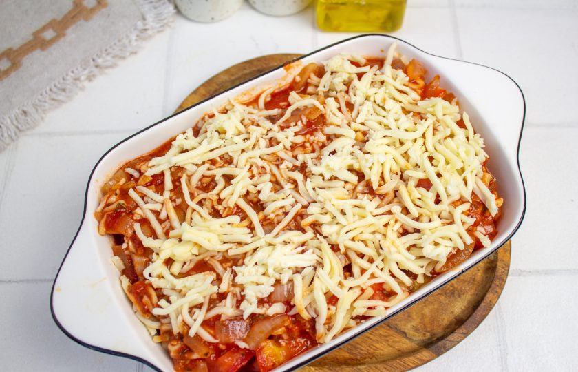 1. Этап. Лазанья с помидорами и сыром: Слои повторите еще 3 раза, пока не заполните всю форму.