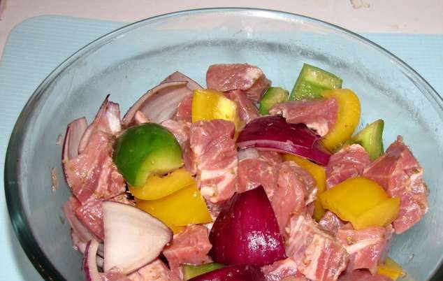 1. Этап. Сувлаки из свинины: Выкладываем в одну емкость свинину, перец и лук. Вливаем маринад, засыпаем соль и перец. Перемешиваем и ставим в холодильник на 3 часа.