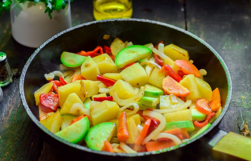 1. Этап. Овощное рагу с кабачками и перцем: В сковороде разогрейте ложку масла, выложите овощи и жарьте 10 минут. После влейте 100 мл. горячей воды, добавьте соль и перец, тушите рагу под крышкой 20 минут.