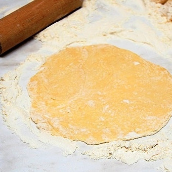 1. Этап. Корзинки с пшенной кашей: Тонко раскатываем каждый кусочек.