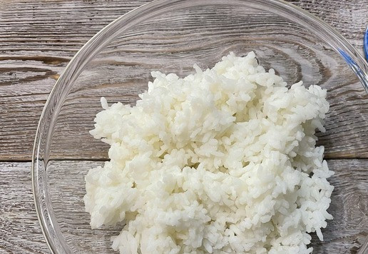 1. Этап. Поке с тунцом: Рис предварительно отварите.