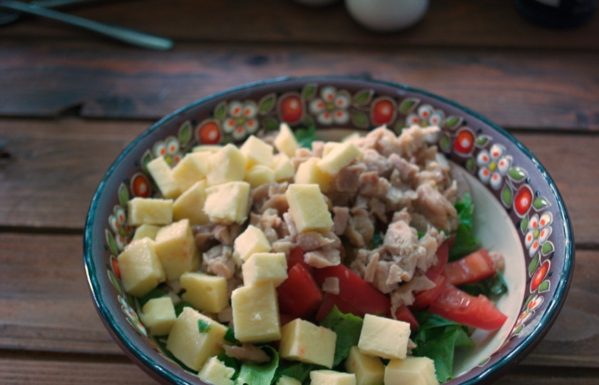 1. Этап. Салат с фетаской и курицей: Отварите мясо птицы. Нарежьте его меленько. Нарежьте фетаску. Соедините все в салатнике.