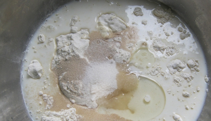 1. Этап. Творожное дрожжевое тесто: Теперь добавьте соль ,сахар, масло и сухие дрожжи.