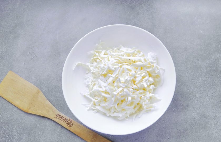 1. Этап. Грибной тарт: Натрите на терке в миску холодное сливочное масло.