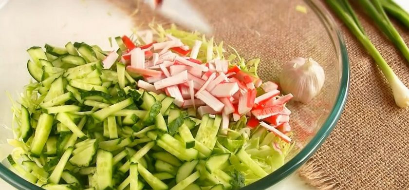 1. Этап. Салат Свежесть с капустой: 1. Капусту нашинкуйте соломкой, свежие огурцы и крабовые палочки также нарежьте соломкой. Зеленый лук нарежьте тонкими кольцами.