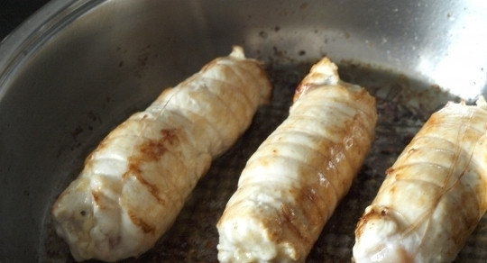 1. Этап. Рулетики из грудки курицы: В сковороде разогрейте растительное масло. Выложите в него рулетики и обжаривайте их со всех сторон, периодически переворачивая, в течение пятнадцати минут. Затем накройте крышкой сковороду и готовьте рулетики на медленном огне еще пять минут.