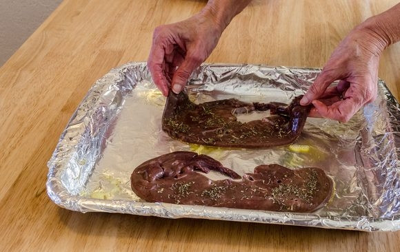 1. Этап. Печень в духовке: 4. Жаропрочную форму застелите фольгой и с помощью кисточки смажьте растительным маслом. Выложите печень и отправьте в духовку минут на 20-25.