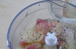 1. Этап. Яблочно-сливочный паштет из индейки: Дать яблокам остыть и вынуть мякоть. Кусочки готовой индейки поместить в блендер. Добавить запеченное яблоко, посолить, поперчить и измельчить. Следите за консистенцией паштета и при необходимости добавляйте сок от запеченых яблок или сливки, в которых готовилась индейка.