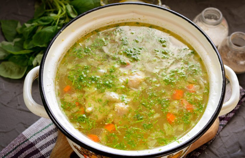 1. Этап. Суп как в детском саду: В готовый суп всыпьте любую мелко рубленную зелень. Проварите несколько секунд при небольшом кипении и снимайте с огня. Суп как в детском саду готов. Суп прикройте крышкой и дайте настояться 10-15 минут.