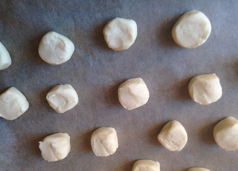 1. Этап. Легкий рецепт печенья: Можно из кусочков скатать шарики, а можно и в таком виде выложить на противень, застеленный бумагой для выпечки.