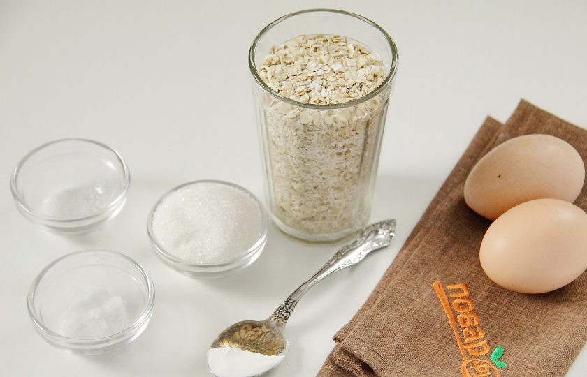 1. Этап. Овсяное печенье без муки и масла: Подготовьте все ингредиенты.