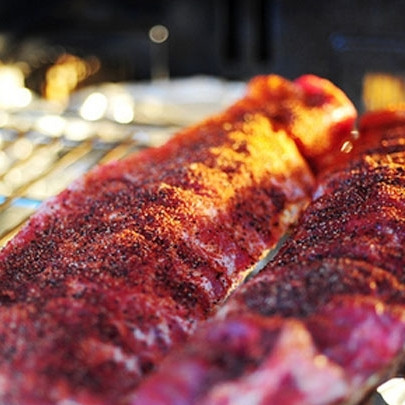 1. Этап. Жареные свиные ребрышки в духовке: Дно духовки застилаем фольгой (туда будет капать жир), а на решетку выкладываем ребрышки. Запекаем примерно час при 170 градусах, затем переворачиваем и запекаем еще столько же.