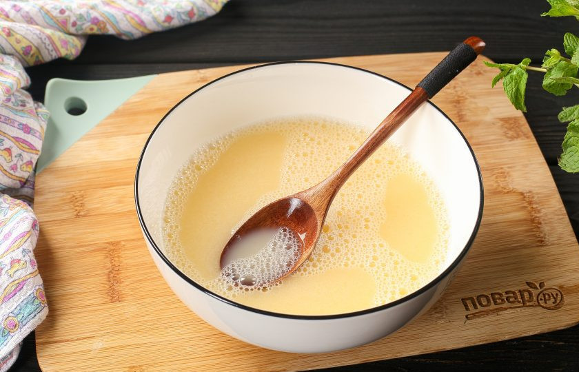 1. Этап. Вареницы с творогом в мультиварке: В глубокой миске соедините воду, яйцо и соль. Перемешайте.