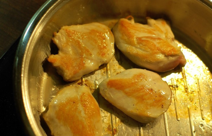 1. Этап. Курица по-испански: Обжариваем с двух сторон до образования аппетитной корочки.