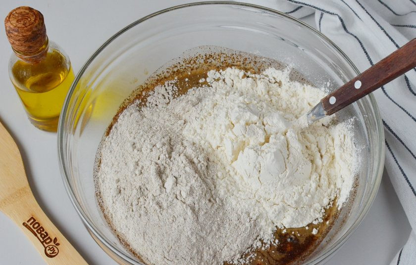 1. Этап. Черный хлеб на закваске: Добавьте муку ржаную, пшеничную, ложечку масла.