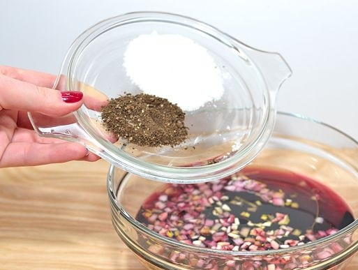 1. Этап. Быстрый маринад для свинины: 4. Добавить соль и перец по вкусу. При желании можно использовать смесь перцев или добавить дополнительно 3-4 горошины душистого перца.