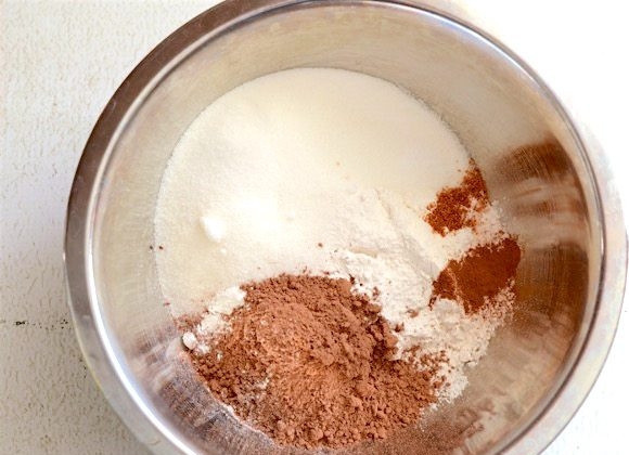 1. Этап. Простые шоколадные кексы: 1. Смешайте муку, какао, сахар, соль, кайенский перец, разрыхлитель и корицу.