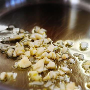 1. Этап. Утка карри по-тайски: Обжарьте чеснок на медленном огне (можно в утином жиру, добавив немного масло, а можно на новой сковородке).