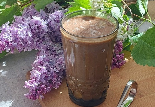 1. Этап. Амарантовый смузи из мангольда с клубникой: Получается примерно 500-550мл напитка. Смузи обладает землистым вкусом (его дает мангольд) с фруктово-ягодным оттенком (клубника и яблоко). Иногда я в этот смузи добавляю немного имбиря.