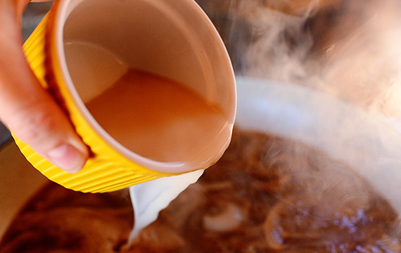 1. Этап. Английские фрикадельки: Крахмал влейте в луковый соус, помешивая.