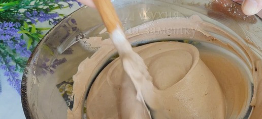 1. Этап. Шоколадный торт с вишней и сметанным кремом: Вторую половину крема смешать с какао-порошком и выложить сверху торта