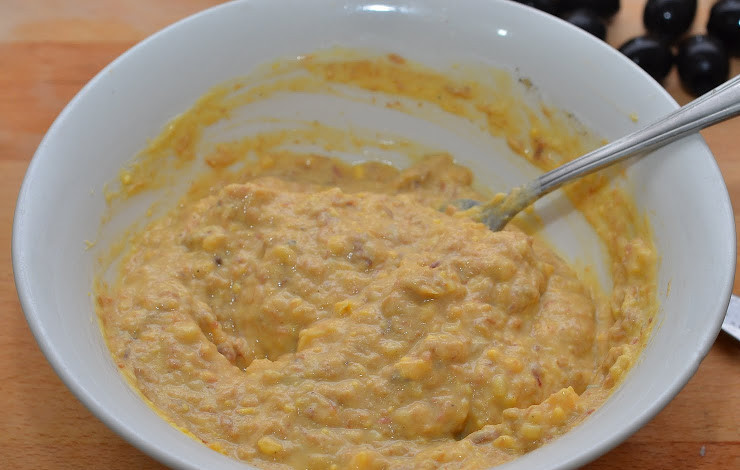 1. Этап. яйца Мимоза: Открываем рыбные консервы. Сливаем жидкость, в которой находилась рыбка. Саму рыбу достаем и перекладываем в мисочку к желтковой массе. Снова все перемешайте. Посолите и поперчите по вкусу.