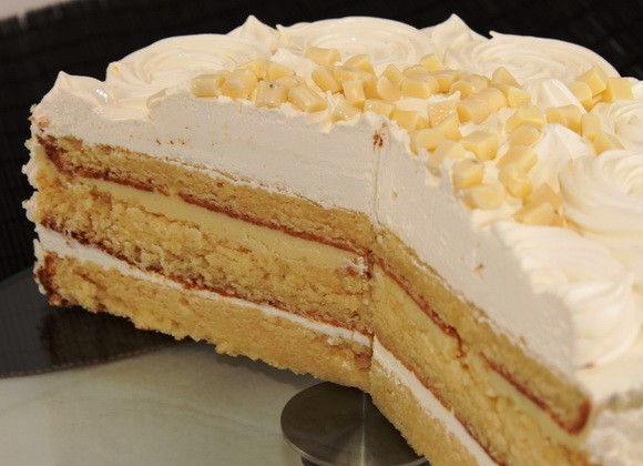 1. Этап. Мусс для торта: 3. Сливки, что остались, взбиваем до образования крепких пиков, после этого вмешиваем остывшую шоколадную массу во взбитые сливки лопаткой. Главное, чтобы сливки не осели. Полученным шоколадным муссом сразу же смазываем торт, пока мусс не застыл. Приятного аппетита!