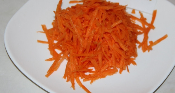 1. Этап. Картошка, тушенная с шампиньонами в сметане: Морковь чистим и трем на крупной терке.