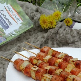 Пикантные шашлычки из сосисок и сыра