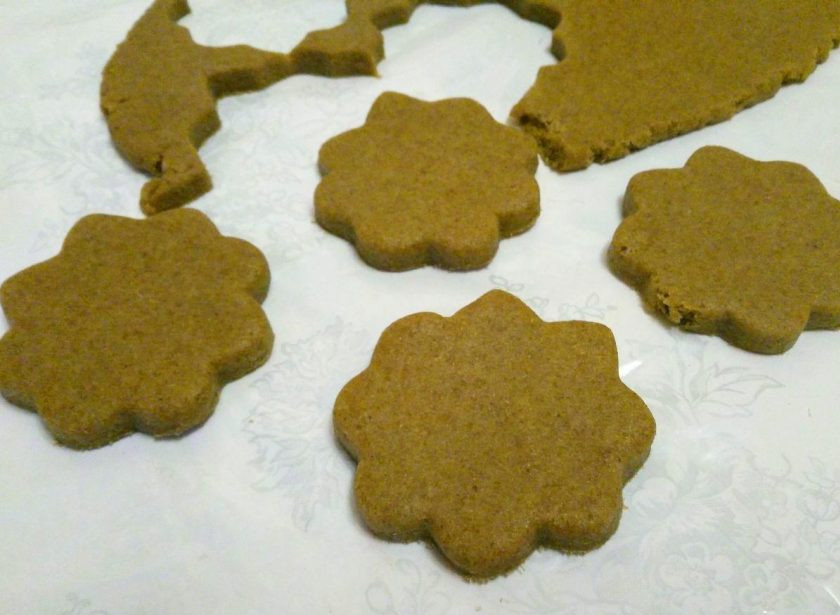 1. Этап. Сладкие ржаные коржики: Раскатайте получившееся тесто в пласт толщиной 5-6 мм и вырежьте коржики произвольной формы, разместите на противне.