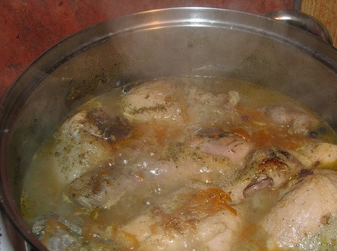 1. Этап. Куриные ножки тушеные в сметане: Добавляем воду и закрываем кастрюлю. Доводим до кипения и готовим минут 15.