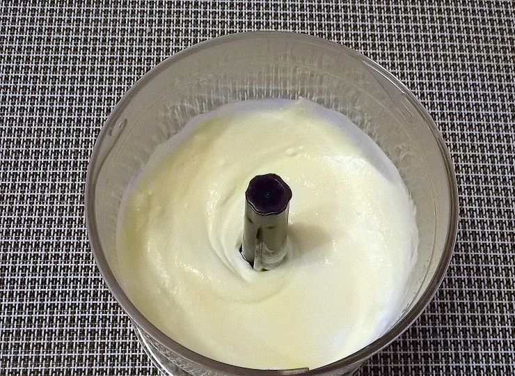 1. Этап. Шоколадный сырник с кофе: В другой чаше смешайте творог, сметану, яйца до однородной массы. Добавьте сахарную пудру, пудинг и снова взбейте до однородного состояния.