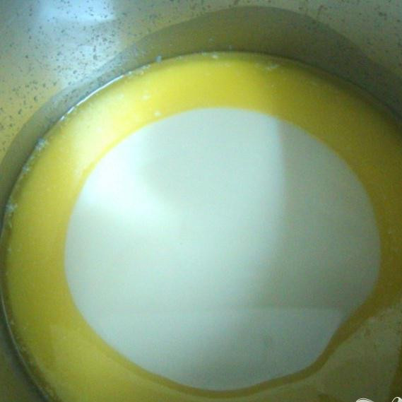 1. Этап. Банановые кексы в микроволновке: Растопите 50 грамм сливочного масла и добавить сгущённое молоко.