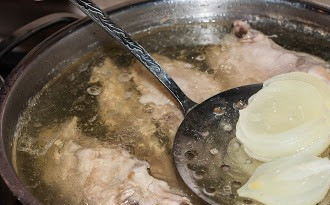 1. Этап. Диетический куриный суп: 3. Достаем все отварные овощи и выбрасываем, свой вкус они уже отдали. Хотя если любите, чтобы в супе что-то было - нарезаем мелко и отправим обратно в кастрюлю.