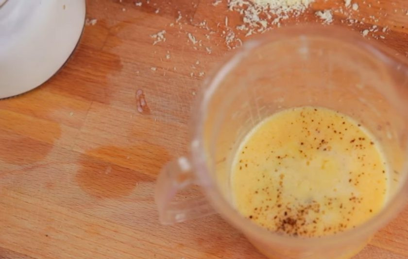 1. Этап. Салат Цезарь (плюс соус): 3. Достаньте яйца и разбейте их в стакан. Добавьте к ним горчицу, соль, перец, лимонный сок и снова хорошо взбейте. Добавьте немного тертого пармезана. Не прекращая взбивать, добавьте 100 мл оливкового масла.