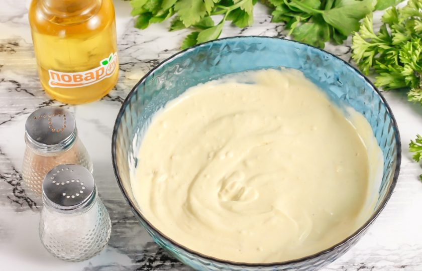 1. Этап. Майонез из сметаны с желтками: Тщательно все перемешайте вилкой или венчиком, чтобы желтки полностью вмешались в сметану.