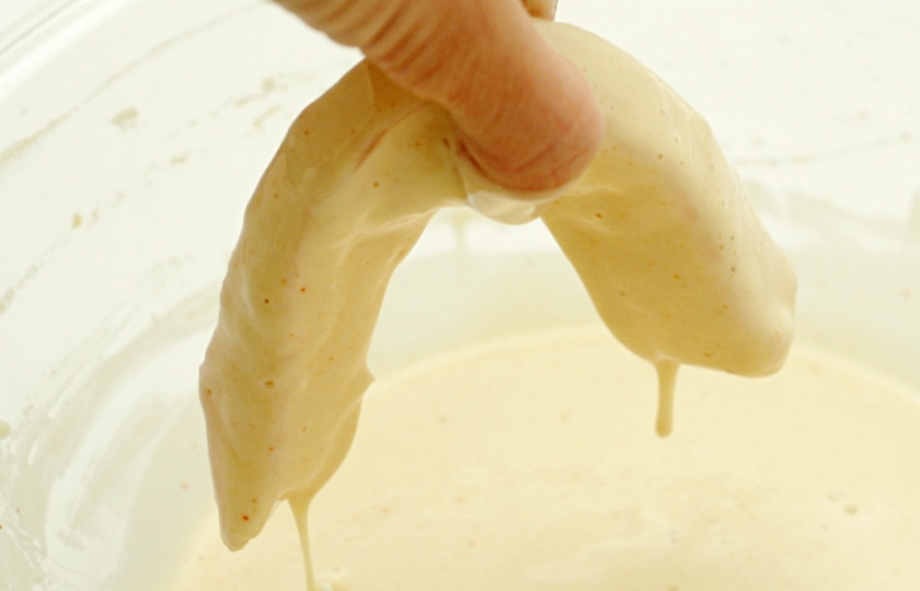 1. Этап. Рыба в кляре во фритюре: 4. Отправить рыбку в масло. Если у вас нет под рукой фритюрницы, можно использовать небольшую кастрюлю. Масло должно быть очень хорошо прогрето.